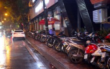 Nhiều vỉa hè 'nghẹt thở' do bị chiếm dụng làm nơi buôn bán, trông giữ xe