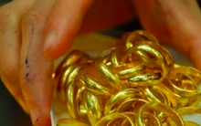 Người giữ vàng nhẫn tròn trơn lãi đậm