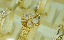 Giá vàng SJC vượt 69 triệu đồng/lượng, có nên bán lúc này?