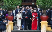 Hoàng Thái tử Nhật Bản và Công nương thăm di tích nhà sàn Bác Hồ, cho cá ăn