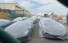 Dàn siêu xe nghìn tỷ bọc kín nilon ở sân bay gây tò mò, cách vận chuyển khác thường khiến nhiều người thắc mắc