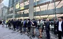 Apple vẫn chứng tỏ đẳng cấp: Hàng dài xếp hàng mua iPhone 15, đến người thất nghiệp cũng chịu chi hơn 1.000 USD