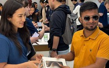 Quang cảnh ngày đầu mở bán iPhone 15: Đây là người đàn ông nhận được máy sớm nhất thế giới!