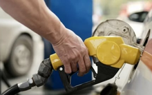 Tại sao không nên đổ xăng vào buổi trưa?