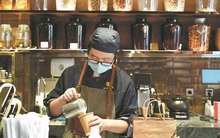 Cà phê vị thuốc đông y thu hút giới trẻ Trung Quốc