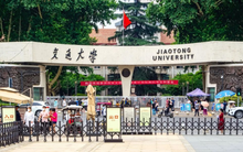 Loại tiếng Anh khỏi điều kiện xét tốt nghiệp, một trường đại học Trung Quốc khiến cõi mạng dậy sóng: Sẽ đến lượt người nước ngoài học tiếng Trung?