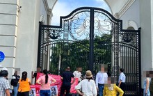 Một trường quốc tế ở TPHCM bị phụ huynh căng băng rôn đòi hàng tỉ tiền học phí