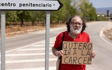 Người đàn ông 60 tuổi cầm tấm biển van xin ''được vào tù'', nguyên nhân phía sau gây xót xa