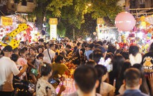 'Biển người' chen chân nhích từng bước một tại phố Hàng Mã trước thềm Trung thu