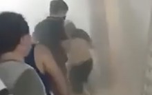 CLIP: Cháy căn hộ chung cư, nhiều người lao vào phá cửa dập lửa