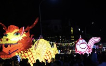 Hà Tĩnh: Hàng nghìn người xuống phố rước đèn trung thu khổng lồ