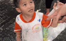 Đem xấp tiền lẻ tới mua cơm, cậu bé bán vé số thuật lại lời dặn của bà khiến chủ tiệm bối rối