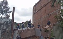 Nhà 4 tầng ở TPHCM sập sau tiếng động rất lớn, giải cứu 7 người bên trong