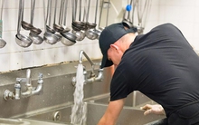 28 tuổi, nghỉ việc mở nhà hàng, tự rửa bát để tiết kiệm chi phí, tháng đầu lỗ 500 trăm triệu đồng: Mệt nhưng đáng!