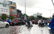 Áp thấp nhiệt đới hướng thẳng Đà Nẵng, mưa như trút nước, đường hóa thành sông