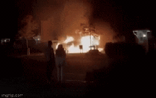 Khoảnh khắc người dân bất lực nhìn ngôi nhà bốc cháy, nguyên nhân hỏa hoạn là thứ cách đó vài mét