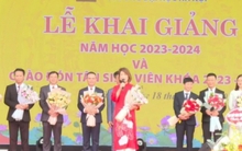Đón tân sinh viên bằng 13 thứ tiếng khác nhau, "đỉnh" cỡ này chỉ có thể là thầy cô HANU!