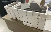 Thanh niên xách 22 điện thoại iPhone 15 Pro Max bị giữ ngay tại sân bay