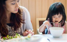 Phát hiện tóc trong đồ ăn, phản ứng trái ngược của 2 người mẹ cho thấy trẻ sẽ có EQ thế nào