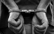 Tung chiêu ngoạn mục lừa 24 tỷ đồng của một trang thương mại điện tử, 2 người đàn ông cuối cùng cũng phải tra tay vào còng số 8