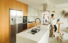 Chàng trai sốc khi chuyển từ phòng thuê sang penthouse 8 tỷ vẫn phải sống trong cảnh nhà dột, tường nứt