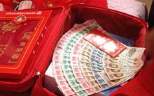 Liên tục tổ chức đám cưới cho con trai để nhận quà, giám đốc bị bắt