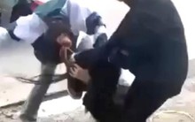 Nữ sinh lớp 10 bị 2 người phụ nữ "đánh hội đồng" trước cổng trường