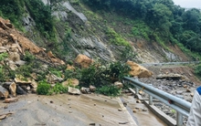 Sạt lở hàng trăm khối đất đá, đường độc đạo lên cửa khẩu Cầu Treo tê liệt
