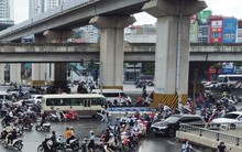 Xe máy nối đuôi nhau ngược chiều, nút giao Thanh Xuân vẫn rối loạn