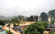 Nước lũ chạm nóc nhà, một thị trấn ở Nghệ An bị cô lập