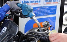 Làm gì để kìm đà tăng giá xăng?