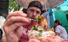 Chàng Tây kinh ngạc với quán ốc đồng giá 10k/đĩa ở Sài Gòn, giữa trưa khách vây kín hẻm