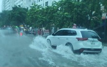 Hà Nội mưa xối xả, khắp các tuyến đường lâm cảnh ngập lụt, ùn tắc