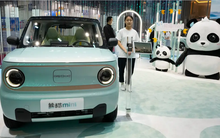 Người trẻ chuộng thuê xe điện đi du lịch ở Trung Quốc