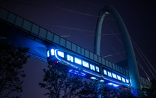 Mang tàu điện "treo" giữa không trung, Trung Quốc lại khiến thế giới ngỡ ngàng khi chính thức vận hành ‘phương tiện lộn ngược’ như phim viễn tưởng