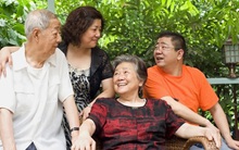 Về già, cha mẹ muốn bao bọc con cái đến đâu cũng đừng làm 4 điều này: Vừa thiệt thân, vừa hại con