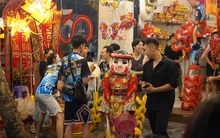 Hà Nội: Bất chấp trời mưa, nhiều người vẫn đổ về Hàng Mã, Phùng Hưng chơi Trung thu