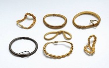 Dùng máy dò kim loại, người phụ nữ tìm thấy kho báu lớn nhất của người Viking