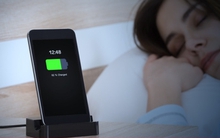 Sạc điện thoại qua đêm có gây hại pin?