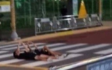 Lợi dụng luật, nhiều học sinh Hàn Quốc cố ý nằm trên vạch kẻ đường... nghịch điện thoại khiến nhiều người chết lặng