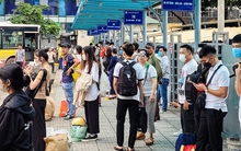 Hà Nội: Bến xe khách nhộn nhịp, người dân lỉnh kỉnh hành lý trở lại sau kì nghỉ lễ 2/9