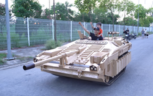 Ông bố Bắc Ninh mất 3 tháng làm xe tăng gỗ tặng con trai: ‘Muốn con sở hữu đồ chơi không bao giờ hỏng’