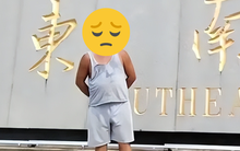 Đưa con đến trường nhập học, phụ huynh bất ngờ thành tâm điểm tranh cãi vì trang phục "không giống ai"