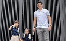 Tưng bừng ngày khai giảng năm học mới, hội cầu thủ hân hoan đưa con đến trường