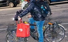 Các ứng dụng giao đồ ăn bất lực khi có nhà hàng tự tăng giá cao hơn hàng chục % so với giá mua ở tiệm, người tiêu dùng là nạn nhân 'khổ' nhất