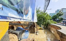 Nguyên nhân đường ở Quy Nhơn bất ngờ sụt lún 'nuốt chửng' cây xanh, trụ điện