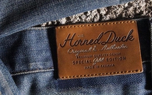 Vì sao quần jeans luôn có một miếng da sau cạp quần?