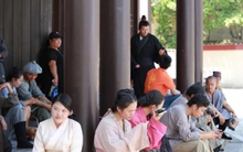 Người trẻ Trung Quốc rủ nhau làm diễn viên ở phim trường rộng nhất thế giới: Nằm im cũng kiếm ra tiền, dễ sống hơn "vật lộn trong thành phố"