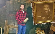 Cải tạo nhà cũ, người đàn ông sửng sốt khi phát hiện bí mật được cất giữ sau vết nứt trần nhà