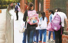 Bài đăng của một bà mẹ khiến hội phụ huynh tranh cãi: "Đón con tan học có nhất quyết phải mặc quần dài không?"